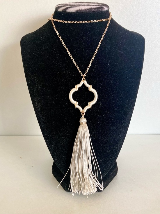 Jewelry - Light gray Pendant Tassel preloved long chain Necklace Elegant Women's Jewelry